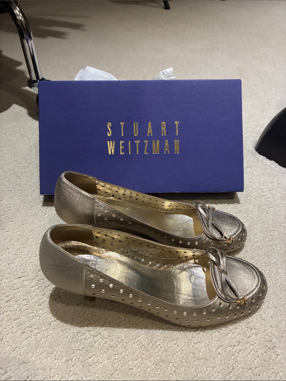 Stuart Weitzman “Toggle” Gold Galaxy Nappa Perforated Kitten Heels 👵MT